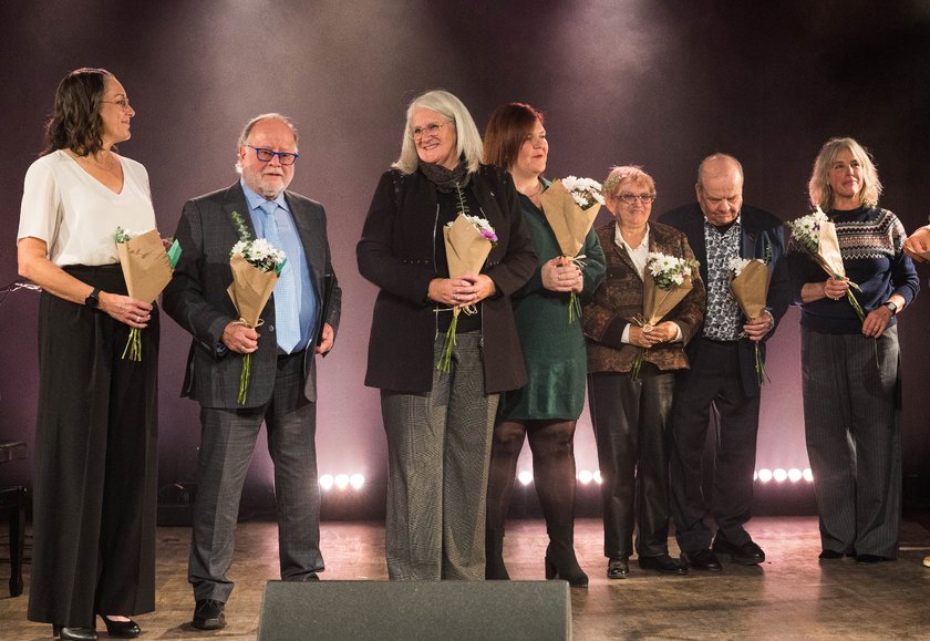 Remise de fleurs sur scène lors de la soirée Bonheurs d’Enfants